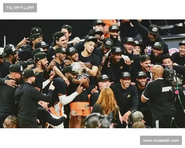 于德豪宿舍中的夺冠合影：媒体人曝他全力以赴冲击总决赛的背后故事